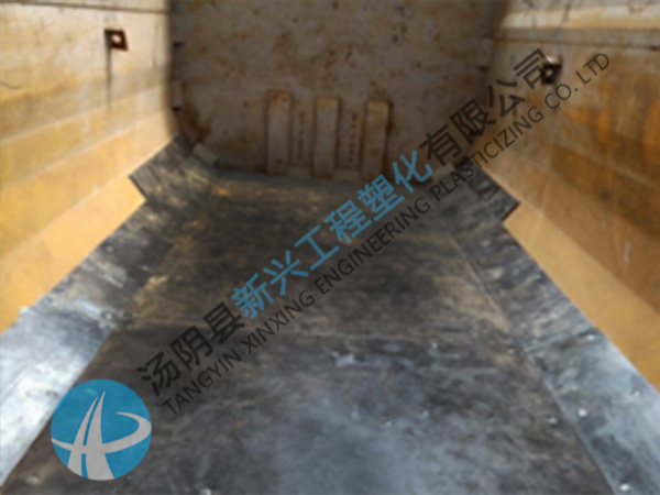 物料粘在車廂卸不干凈？土方工程車滑板來解決